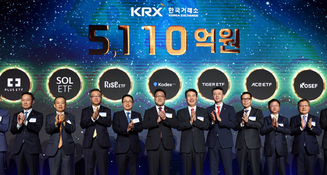 4일 서울 영등포구 콘래드호텔에서 열린 한국거래소 한국자본시장 콘퍼런스(Korea Capital Market Conference) 2024에서 김병환 금융위원장(왼쪽 다섯번째부터), 정은보 한국거래소 이사장 등 참석자들이 밸류업 ETP 상장식을 마친 뒤 박수 치고 있다. ⓒ 연합뉴스