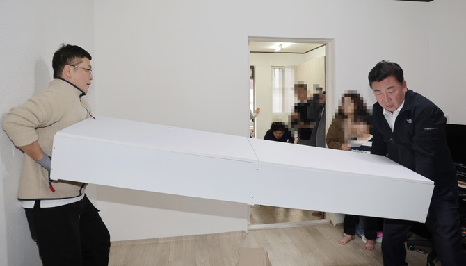 이범석 청주시장이 지난 4일 '찾아가는 시장실' 프로그램의 일환으로 취약계층 가정 2곳을 방문해 아동침대을 설치하고 있다. ⓒ 청주시