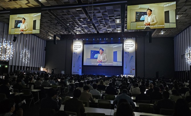 '삼성 AI 포럼 2024'에서 개회사를 하고 있는 한종희 삼성전자 대표이사 부회장. ⓒ 삼성전자