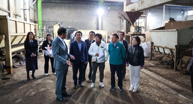 산업건설위원회는 지난 5일 간담회를 마친 후 산업건설위원회 위원들은 축분 자원화 시설과 육성우 전문 목장을 방문해 현장의 목소리를 직접 듣고 있다. ⓒ 의회사무국