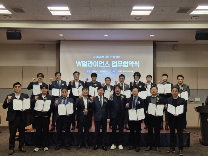 김학성 웨이버스 대표이사(앞줄 왼쪽부터 다섯번째)를 포함한 유수 IT 기업 관계자들이 지난 6일 일산 킨텍스에서 ‘W얼라이언스’ MOU을 체결한 후 기념촬영을 진행했다. ⓒ 웨이버스