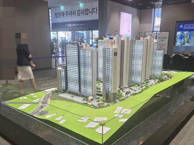 파주 문산역 3차 동문 디 이스트 센트럴 견본주택 현장. = 전훈식 기자
