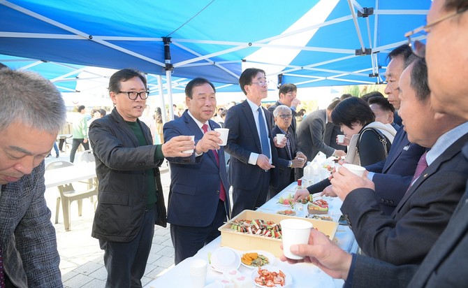 8일 최민호 시장이 지역경제를 활성화하기 위한 '생산자와 소비자 화합의 장' 행사 싱싱장터에 참석해 관계자들과 함께 즐기고 있다. ⓒ 세종시