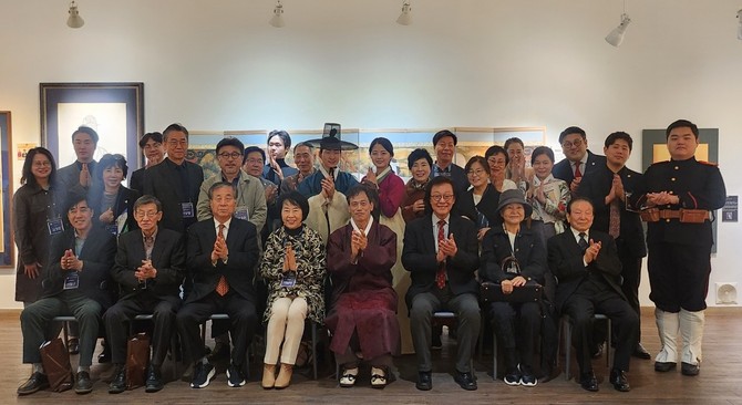 의친왕가 종손 이준 의친왕기념사업회 회장(왼쪽에서 다섯번째)과 김성원 이당김은호기념사업회 이사장(왼쪽에서 여섯번째)을 비롯한 귀빈들이 지난 9일 인사동 아리수 갤러리에서 열린 '2024 의친왕기념사업회 초청전'에서 기념촬영 하고 있다. ⓒ 프라임경제