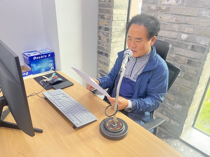 소입마을 이장 황용환 씨가 청렴 방송을 진행하고 있다. ⓒ 의령군