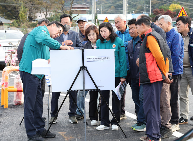 진병영 군수가 수동면 하교마을회관 신축 공사 현장을 점검하고 있다. ⓒ 함양군
