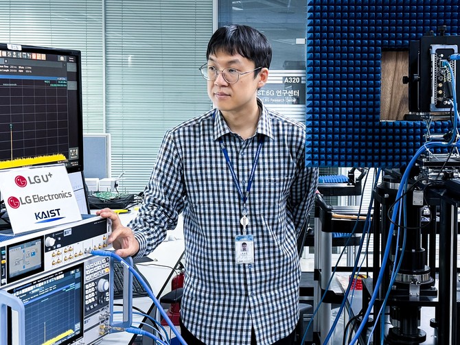 6G 연구센터 소속 연구원이 6G 후보 주파수 대역의 전파를 통한 신호를 측정하고 있는 모습. ⓒ LG유플러스