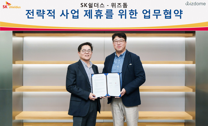 김영주 SK쉴더스 융합보안사업부 부사장(왼쪽)과 한상우 위즈돔 대표가 지난 8일 열린 업무협약식에서 기념 촬영을 하고 있다. ⓒ SK쉴더스