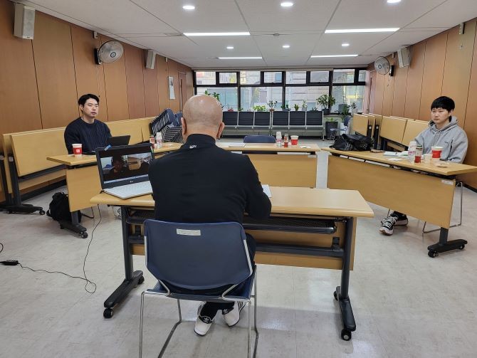 김항기 피플앤피플컨설팅 대표가 제대군인들 대상으로 공채 면접 코칭을 진행하고 있다. ©서울지방보훈청 제대군인지원센터