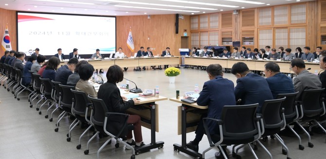 백성현 논산시장 주재로 지난 11일 시청 회의실에서 주요 간부 70여 명이 참석한 가운데 '11월 확대간부회의'를 개최하고 있다. ⓒ 논산시
