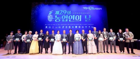 이철우 도지사는 농업인의 날을 맞아 농업 전문 기술 개발 보급과 지역 농업 발전에 기여한 농업인(농업 명장 2, 농업인 대상 10) 및 시군(7개 시군), 농업계 고등학교(교사, 학생)에 대한 포상을 수여했다. ⓒ 경북도