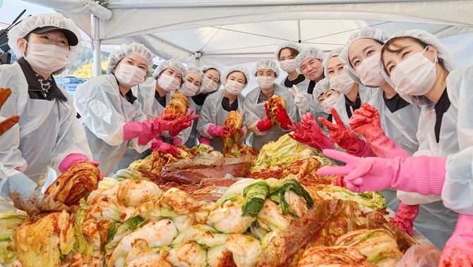 12일 이순신종합운동장 광장에서 저소득 취약계층 및 독거노인을 지원하는 김장나눔 행사를 개최 기념촬영을 하고 있다. ⓒ 아산시