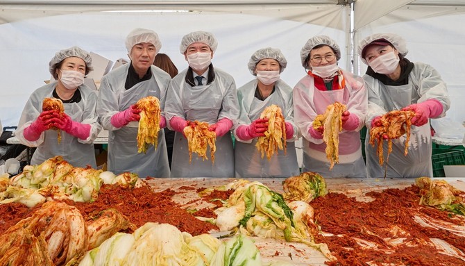 12일 이순신종합운동장 광장에서 저소득 취약계층 및 독거노인을 지원하는 김장나눔 행사를 개최 후 기념촬영을 하고 있다. ⓒ 아산시