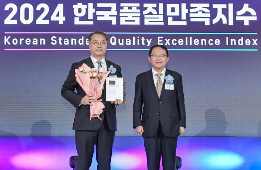 전KPS 원전사업본부장인 전호광 부사장(왼쪽)이 서울 롯데호텔에서 열린 2024 한국품질만족지수 1위 기업 인증 수여식에서 인증패를 받고 강명수 한국표준협회 회장과 기념 촬영을 하고 있다. ⓒ 한전KPS