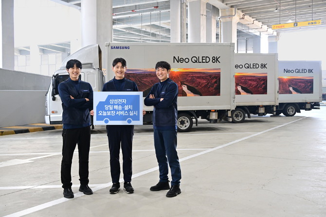 삼성전자로지텍 전문 설치팀과 모델이 삼성전자 화성 물류센터TC 에서 '오늘보장' 서비스를 소개하고 있다. ⓒ 삼성전자
