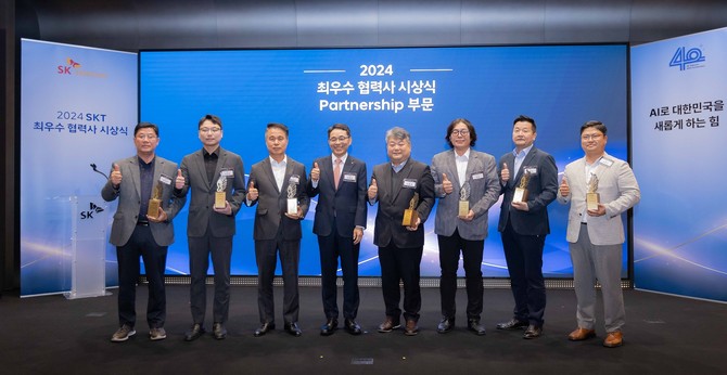 김양섭 SK텔레콤 CFO(왼쪽 네 번째)가 파트너십 부문 수상 기업 대표들과 함께 기념 촬영을 하고 있는 모습. ⓒ SK텔레콤