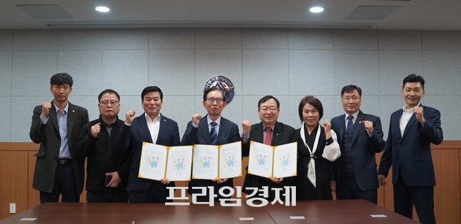 왼쪽 세번째부터 재한외국인지원협회 강동구 이사장, 아주자동차대학교 이수훈 총장, 넥스코 이해진 대표, 재한외국인지원협회 김영순 회장, 재한외국인지원협회 오영태 충남지회장. ⓒ 프라임경제