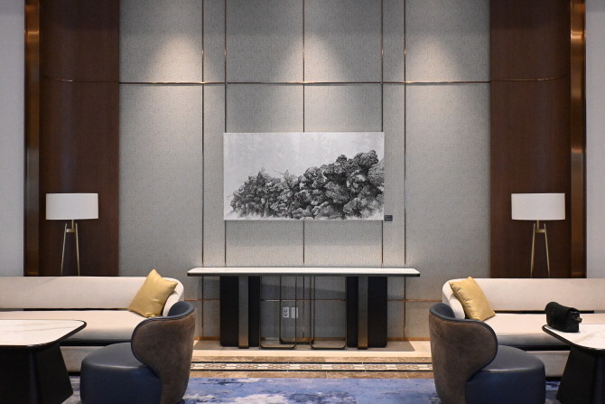 롯데호텔 제주가 12월 22일까지 8층 로비에 위치한 L-라운지에서 제주 돌문화를 그림, 사진 등으로 만날 수 있는 '돌문화 전시'를 진행한다. © 롯데호텔