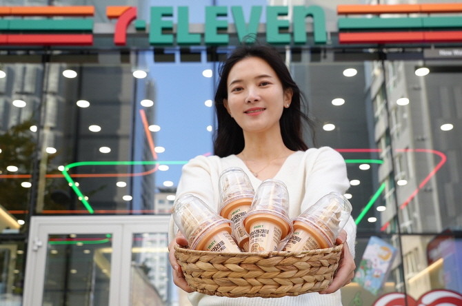 세븐일레븐이 시그니처 프리미엄 소프트콘 3탄 '세븐셀렉트 바닐라라떼콘 디카페인'을 선보인다. © 세븐일레븐