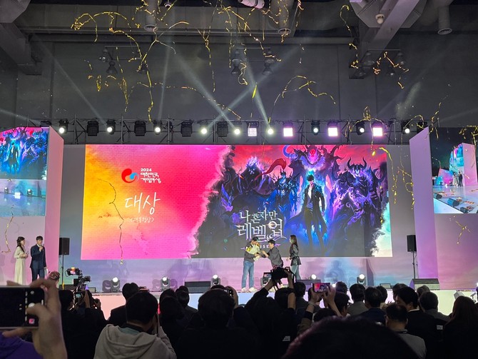 '세계를 물들이다'라는 슬로건 아래 전 세계로 뻗어나간 IP의 확장력을 보여준 넷마블의 '나 혼자만 레벨업: 어라이즈'가 2024 대한민국 게임대상 대상의 주인공이 됐다. =최민경 기자