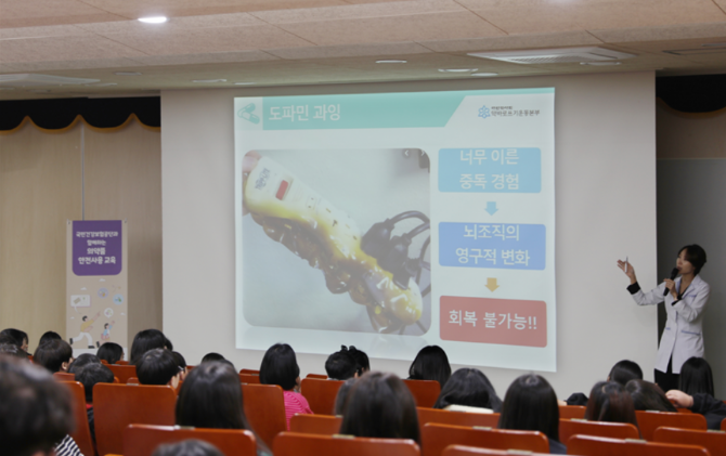 버들 초등학교에서 5학년 전체 학급 180명을 대상으로 의약품 안전사용 교육을 실시했다. ⓒ국민건강보험공단