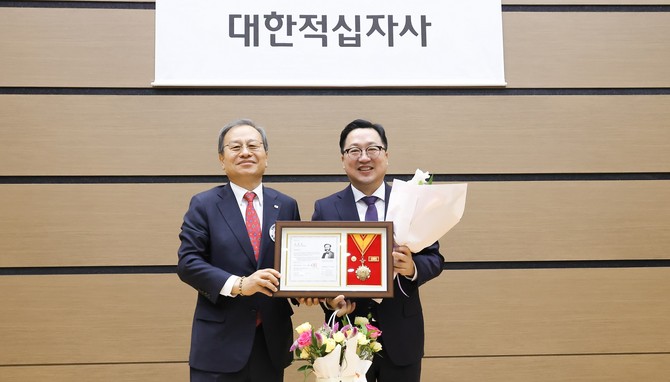 이장우 대전시장이 지난 13일 열린 대한적십자사 창립 119주년 기념식에서 '적십자 회원유공장 명예대장'을 수상 후 기념촬영을 하고 있다. ⓒ 대전시