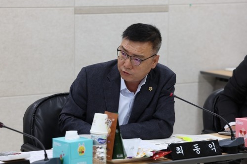 지난 7일 해양바이오센터 행정사무감사 중인 최동익 의원. ⓒ 전남도의회