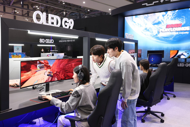삼성전자 모델이 지스타 2024 오디세이 모니터 체험존 'All Ready. OLED'에서 오디세이 OLED G9 모니터로 게임을 체험하고 있다. ⓒ 삼성전자