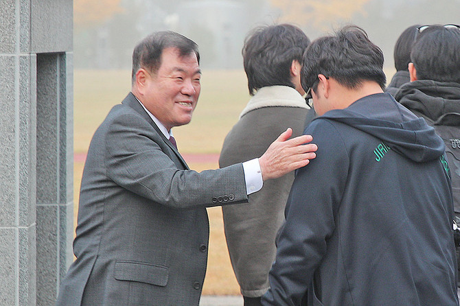 이승화 산청군수가 수능 고사장을 찾고 수험생들을 격려하고 있다. ⓒ 프라임경제