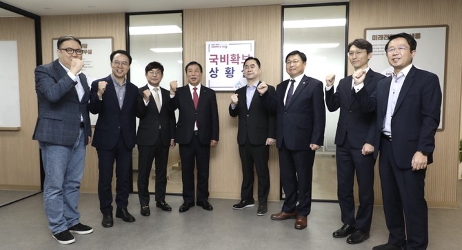 지난 7일 최민호 시장은 국비확보 상황실 현판식을 개최 후 기념촬영을 하고 있다. ⓒ 세종시