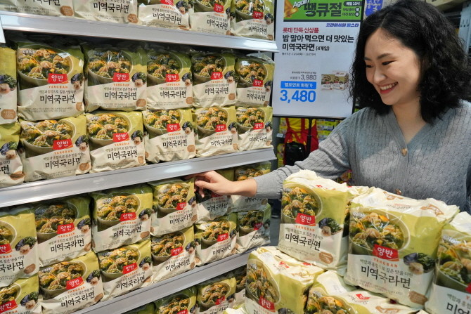 롯데마트∙슈퍼가 든든한 한식을 간편하게 즐길 수 있는 트색 라면을 선보인다. © 롯데쇼핑