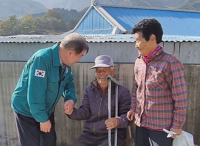 이승화 산청군수가 6·25전쟁 참전용사 문진호 씨의 안부를 묻고 있다. ⓒ 산청군
