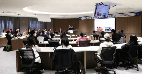 지난 12일 대구가톨릭대 참인재관 스텔라홀에서 열린 '이순신 학술 세미나'에서 해군사관학교 김준배 교수가 '런던군축회의와 일본 해군의 이순신 서술'을 주제로 발표를 하고 있다. ⓒ 대구가톨릭대학교