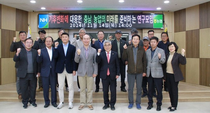 지난 14일 천안 입장농협 대회의실에서 3차 회의를 개최 후 기념촬영을 하고 있다. ⓒ 의회사무국