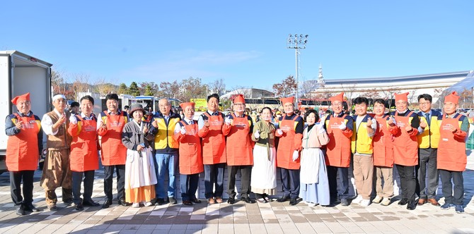 김태흠 지사는 15일 '2024 충청남도 온기나눔 김장대축제' 행사를 개최 후 단체 기념촬영을 하고 있다. ⓒ 충남도