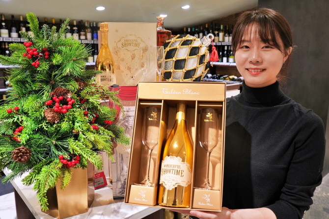 롯데백화점이 다가오는 크리스마스 시즌을 맞아, 골든블랑 크리스마스 에디션을 한정판으로 선보인다. © 롯데백화점
