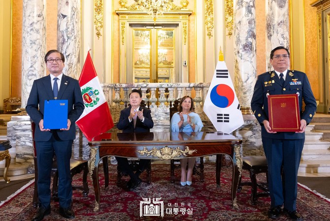 양국 대통령이 참석한 가운데 KAI 강구영 사장(앞줄 왼쪽)과 SEMAN 하이메 로드리게스 사장(앞줄 오른쪽)이 부품 현지 공동생산을 위한 협약을 체결하고 있다. ⓒ 대통령실