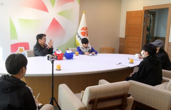 강기정 광주광역시장이 18일 오후 시청 접견실에서 치평초등학생의 진로체험교육 인터뷰에 응하고 있다. ⓒ 광주광역시