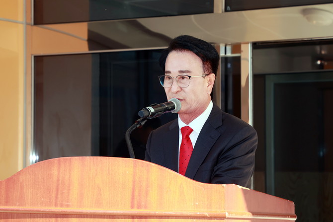 박동식 시장이 사천 활력 어울림 센터 개관식에서 축사를 하고있다. ⓒ 사천시