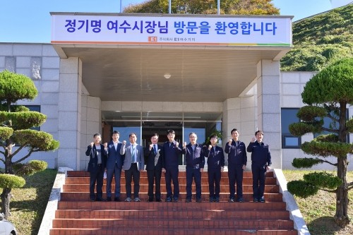 정기명 여수시장(왼쪽에서 네번째)이 ㈜E1 여수기지를 방문해 현장 관계자와 소통의 자리를 가졌다. ⓒ 여수시