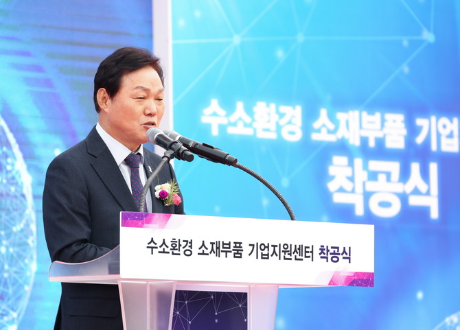 박완수 경남도지사가 수소환경 소재·부품 기업지원센터 착공식에서 영남권 수소기업들의 이동과 비용 절감에 큰 도움이 될 것이라고 강조하고 있다. ⓒ 경남도