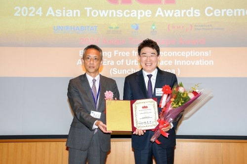 노관규 순천시장(오른쪽)이 일본 후쿠오카에서 개최된 '2024아시아도시경관상'에서 본상을 수상했다. ⓒ 순천시