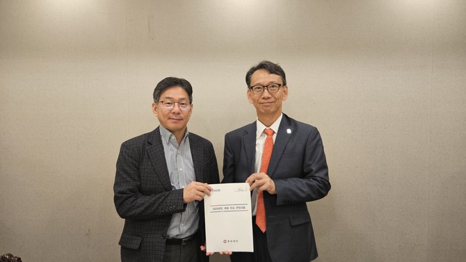 김명주 경제부지사가 조용범 사회예산심의관에게 경남도 국비사업 증액안을 전달하고 있다. ⓒ 경남도