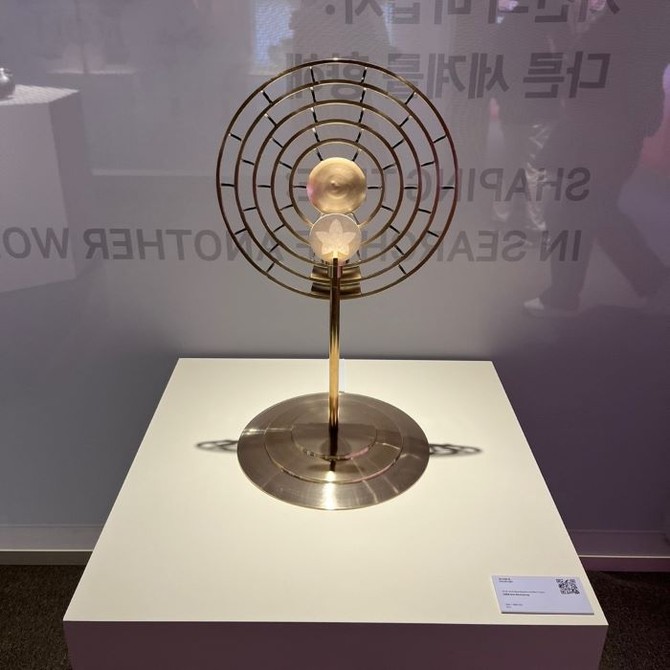 또 한 걸음 가다보면 김범용 유기장이 만든 메이플스토리를 상징하는 단풍잎이 한자 위로 떠오르는 조명이 놓여져 있다. =최민경 기자
