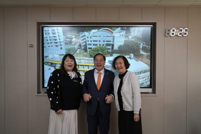 21일 구화학교를 찾아 김가나선생님(좌)을 격려한 하 교육감과 할머니.ⓒ부산시교육청