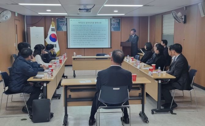 서울제대군인지원센터와 MOU체결한 기업 인사담당자들이 제대군인 일자리 확대를 위한 간담회에 참석해 토의를 하고 있다. ⓒ서울제대군인지원센터