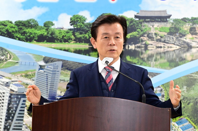 조규일 진주시장이 2025년 본예산 1조8051억원 편성을 설명하고 있다. ⓒ 프라임경제