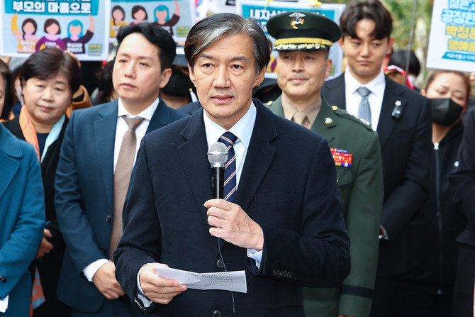 지난 21일 조국 조국혁신당 대표가 채모 상병 순직사건 수사 관련 항명·상관명예훼손 혐의로 기소된 박정훈 전 해병대 수사단장의 결심 공판이 열리는 서울 용산구 중앙지역군사법원 앞에서 기자회견 하고 있다. ⓒ 연합뉴스