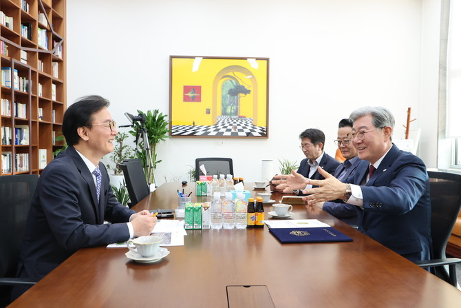 오태완 의령군수가 전재수 위원장에게 국립국어사전박물관 당위성을 설명하고 있다. ⓒ 의령군