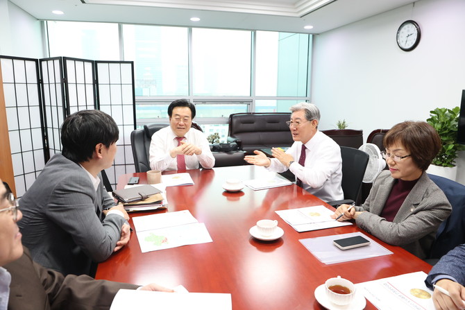 오태완 의령군수가 박상웅 의원에게 국가도로망 남북6축 노선 연장, 4-26사건 피해자 지원 특별법을 위한 국비확보를 요청하고 있다. ⓒ 의령군